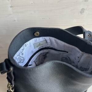 Oversized Black Leather Hobo Bag: magnet closure and lining