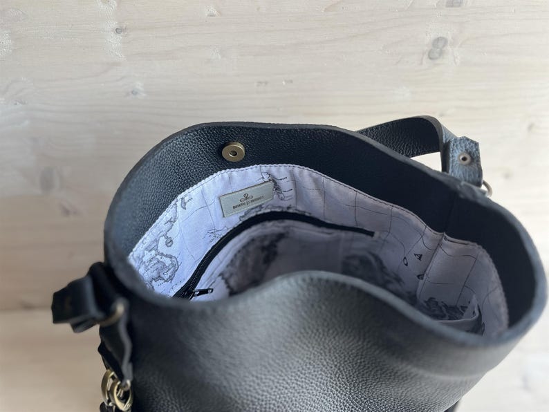 Oversized Black Leather Hobo Bag: magnet closure and lining