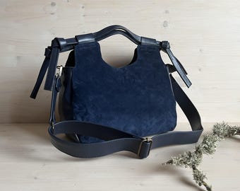 ネイビーブルーのスエードレザースラウチバッグ：ホーボートート