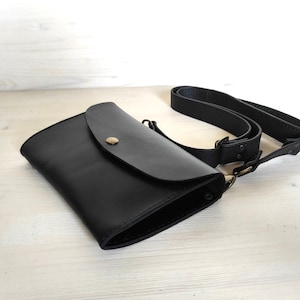 Bolso pequeño de cuero con bandolera / Riñonera de cuero negra - Micromonedero / Riñonera de cuero - Bolso pequeño tipo sobre / Bolso para teléfono