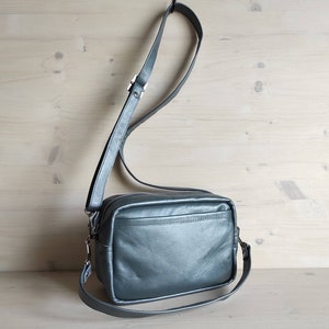 Sac à bandoulière en cuir métallisé pour femme - Argent foncé / Gris platine - Sac tendance en cuir souple / Petit sac à main de style rétro