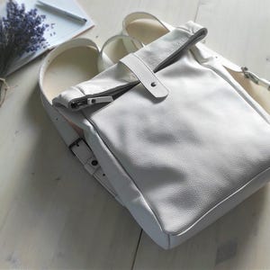Sac à dos en cuir blanc pour femme / Sac à dos en cuir souple fait main - Sac à dos minimaliste à rabat / Grand sac à dos pour mariage estival