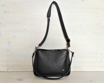 Minimalistische schoudertas in zwart leer, moderne tas in midi-formaat, elegante tas met crossbody riem voor dames, veelzijdige tas handwerk