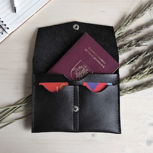 Carteira de couro preta para passaporte com bolso para cartão de crédito - Porta-passaporte familiar, carteira fina para cartão de embarque - Ideia de presente para acessórios de viagem