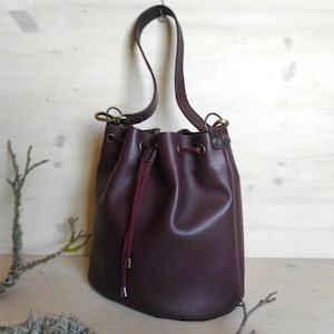 Dunkle weinrote Leder Bucket Bag Damen / Minimalistische Schulter Geldbörse in mittlerer Größe - Aubergine braune Tasche / Kordelzug Tasche / kleine Hobo Bag