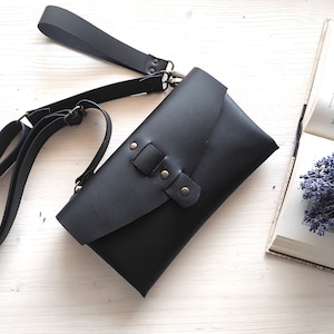 Bolso bandolera pequeño para mujer - Cartera de mano de piel negra / Monedero tipo sobre - Bolso bandolera minimalista negro - Idea de regalo hecha a mano