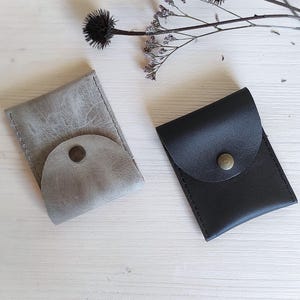 Cartera de cuero grueso para tarjetas con capacidad para 10 tarjetas de crédito o de visita - Estuche para tarjetas con sobre / Organizador de tarjetas delgado - Regalo atemporal para él y para ella