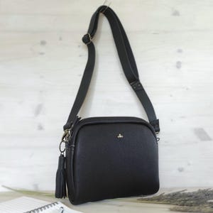 Kleine Umhängetasche aus Schwarzen Leder / Elegante Crossbody Geldbörse Damen - Minimalistische Umhängetasche für Sie / Minimalistische Umhängetasche mit Quaste