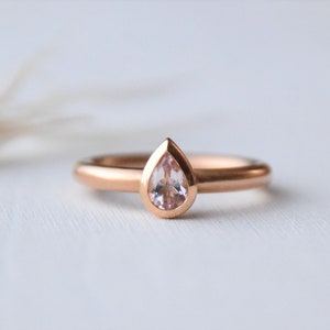 Anillo apilable en oro rojo de 18 kt con gotas de morganita natural