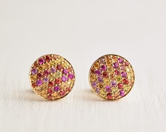 Studs with many small sapphires, paveé, colorful sapphires, earrings in 18 kt yellow gold with sapphires, round studs with many stones