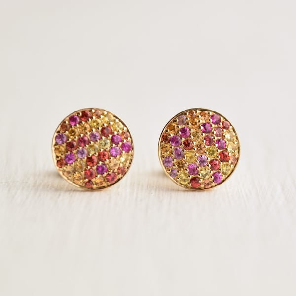 Studs with many small sapphires, paveé, colorful sapphires, earrings in 18 kt yellow gold with sapphires, round studs with many stones