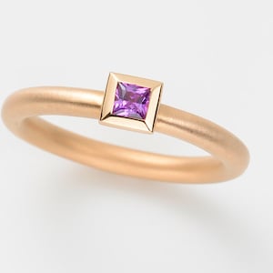 Anillo de oro rosa 750 y amatista, anillo apilable en oro minimalista