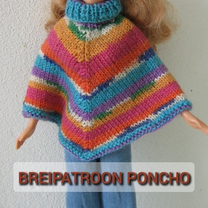 Op de afbeelding: Een kleurrijk gestreept gebreid poncho met een rolkraag. De poncho is gemaakt van verschillende kleuren, waaronder oranje, roze, blauw, paars en wit.