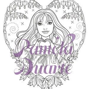 Puede incluir: Un dibujo en blanco y negro de una mujer con el pelo largo, vestida con un vestido y con las manos en el pecho en forma de corazón. Está rodeada de flores de corazón sangrante y estrellas. El texto "Bleeding Hearts Flowers ©2017 Pamela Duarte" está en la parte inferior de la imagen.