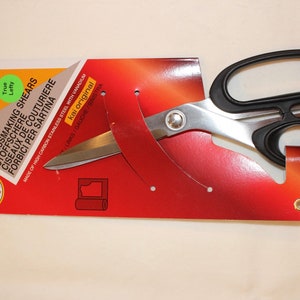 Puede incluir: Un par de tijeras de sastre Kai de 20 cm con mangos negros. Las tijeras están hechas de acero inoxidable de alto carbono con vanadio y están etiquetadas como "kai original".