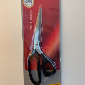 Nożyczki krawieckie KAI N5240 9 1/2 cala. Wyprodukowane w Japonii. Fabrycznie nowe, z certyfikatem bezpłatnego ostrzenia.