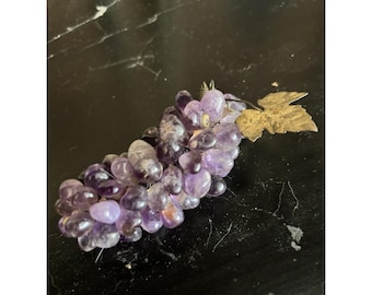 Hermoso racimo de uvas vintage de amatista morada con hoja de metal de 4"