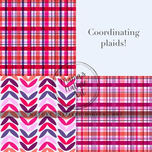 Puede incluir: Una composición de arte digital con cuatro patrones de cuadros coordinados en tonos de rojo, rosa y morado. Un patrón tiene un diseño de chevrón. Se muestra el texto "Coordinating plaids!", junto con el texto "Mama's Nature Art" y "NATURE INSPIRED DIGITAL ART".