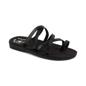 K&ouml;nnte beinhalten: Schwarze Ledersandalen mit mehreren Riemen und einem Zehenring. Die Sandalen haben eine flache Sohle und sind von der Marke "Journey Soul".