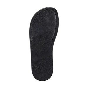 K&ouml;nnte beinhalten: Schwarze Flip-Flop-Sohle mit einer strukturierten Oberfl&auml;che und dem Aufdruck "Made in Brazil" auf der Unterseite.