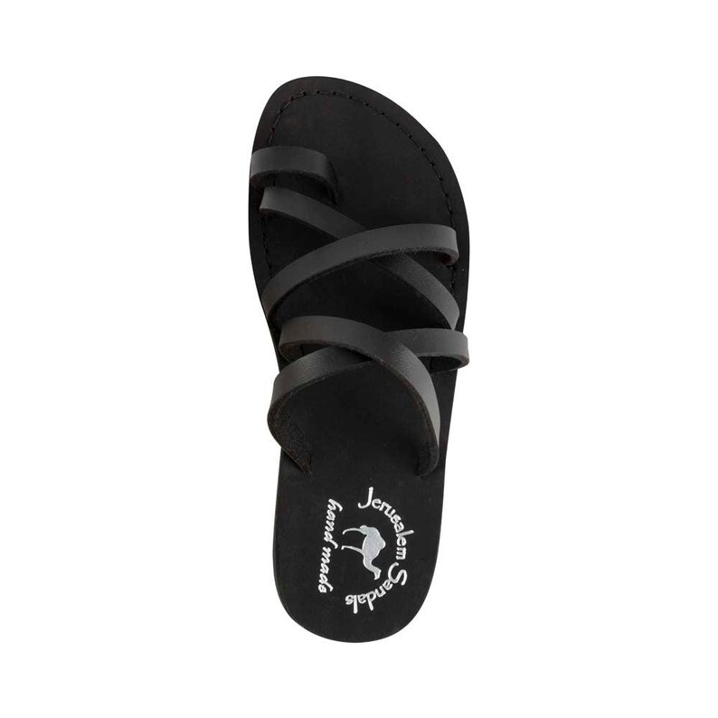 K&ouml;nnte beinhalten: Schwarze Ledersandalen mit mehreren Riemen und einem wei&szlig;en Logo mit der Aufschrift "Jerusalem Sandals hand made".