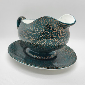 Swirls gravy boat and plate