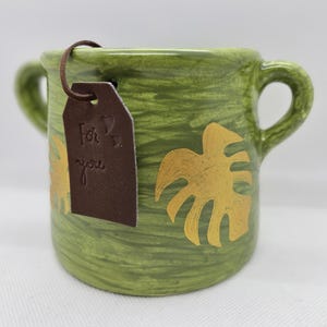 Maceta con forma de hoja de monstera y asas