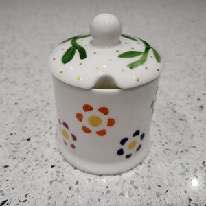 Tarro de mermelada de porcelana con flores de colores