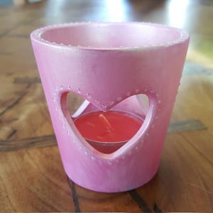 Pink porcelain tealight holder decorated with pearlescent dots