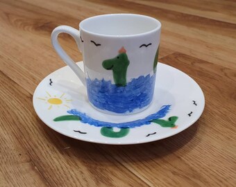 Handmålad espressokopp och fat med Loch Ness-monstret