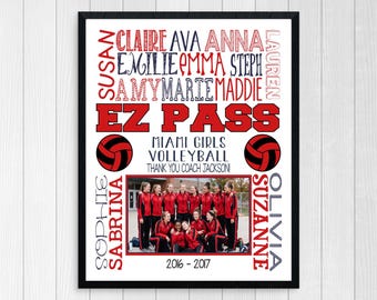 Pode incluir: Uma impressão emoldurada com uma foto da equipa de voleibol feminino de Miami de 2016-2017. O design inclui o texto EZ PASS, gráficos de voleibol e os nomes dos membros da equipa em fontes vermelhas e azuis sobre um fundo branco.