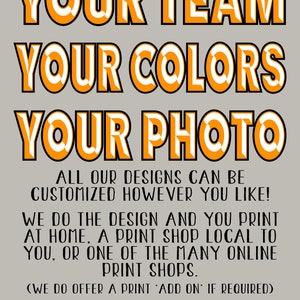 以下が含まれることがあります： グレーの背景にオレンジと白の文字で「YOUR TEAM YOUR COLORS YOUR PHOTO」と書かれています。下のテキストは「ALL OUR DESIGNS CAN BE CUSTOMIZED HOWEVER YOU LIKE! WE DO THE DESIGN AND YOU PRINT AT HOME, A PRINT SHOP LOCAL TO YOU, OR ONE OF THE MANY ONLINE PRINT SHOPS. (WE DO OFFER A PRINT 'ADD ON' IF REQUIRED) ANY QUESTIONS -- JUST SEND US A MESSAGE!」です。
