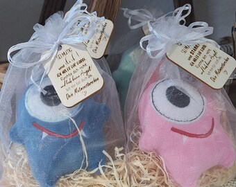 Mutmacher Monsterchen kleiner Taschenfreund aus Plüsch für die Schultüte, Geburtsagsgeschenk,  kleiner Sellentröster, mit Schild und Beutel
