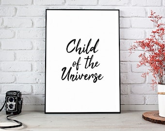 Puede incluir: Arte de pared imprimible en blanco y negro con el texto "Child of the Universe" en una fuente cursiva.