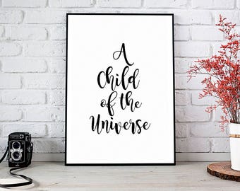 Puede incluir: Impresión tipográfica en blanco y negro con el texto "A child of the universe" sobre un fondo blanco en un marco negro.