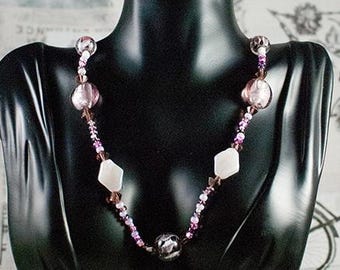 Naszyjniki: Guziki, warstwowe, zwisające koraliki, duże koraliki