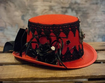 Czerwony aksamitny cylinder