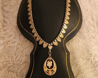 Precioso collar de cadena de libro dorado victoriano con colgante de hoja adjunto