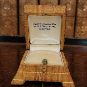アンティークの金箔押しレザーリングボックス - Bohm-Allen Co.