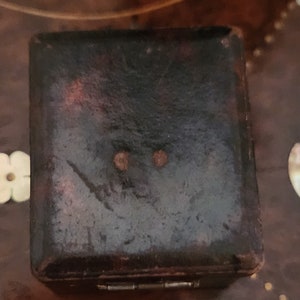 Cajas antiguas de cuero portugués para anillos: par con detalles dorados. imagen 8