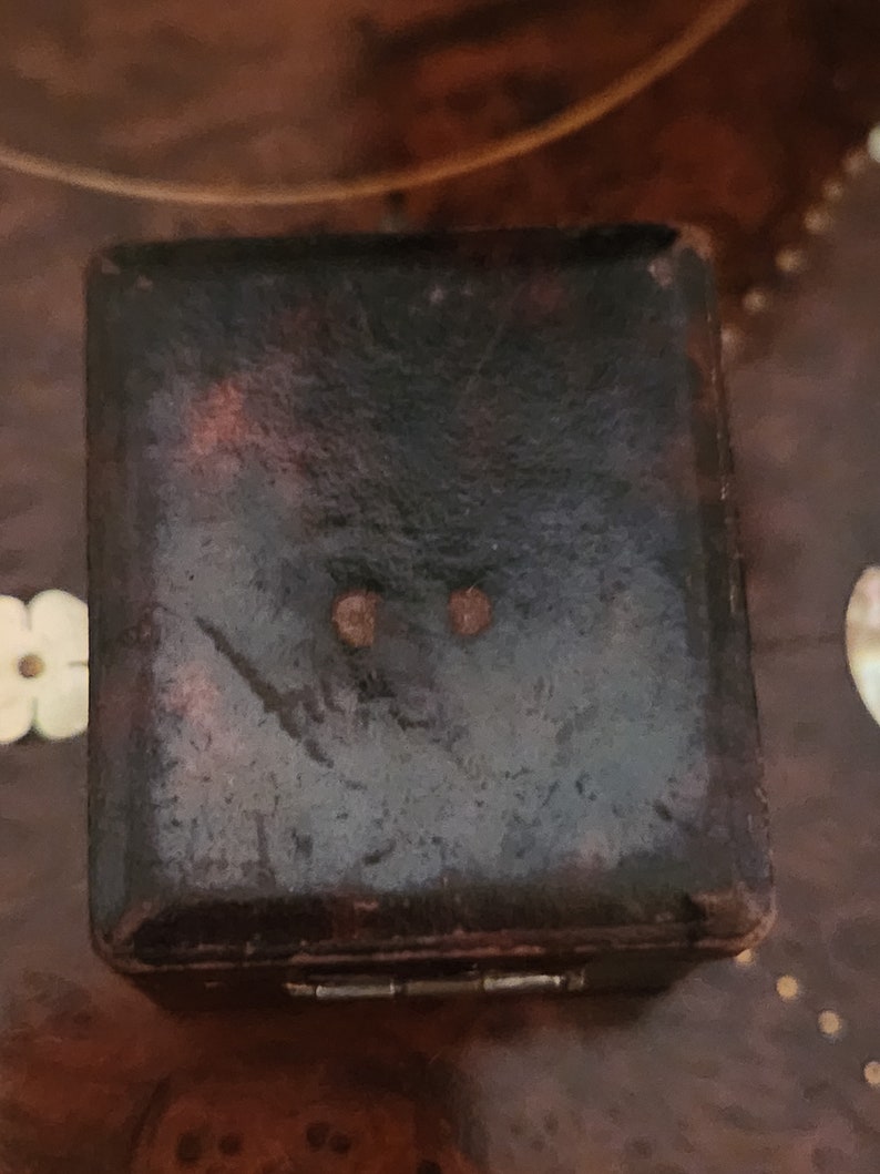 Cajas antiguas de cuero portugués para anillos: par con detalles dorados. imagen 8