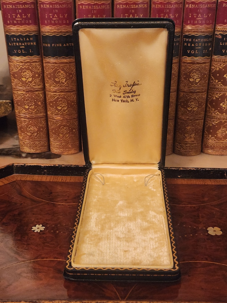 Beautiful Antique Leather Jewelry Presentation Box for Necklace With