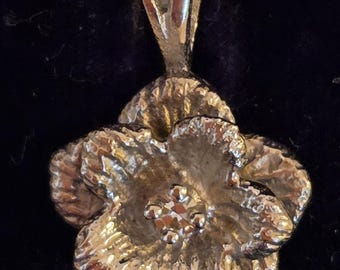 10 K White Gold Flower Pendant with Natural Diamond Center