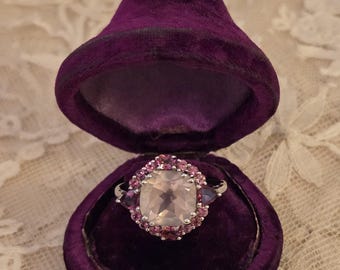 Anillo de plata de ley con cuarzo rosa, turmalina y granates rodolita para mujer.