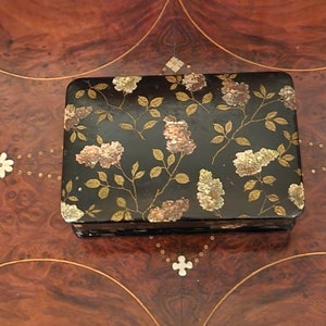 Caixa de bugigangas florais decoupage lacada antiga