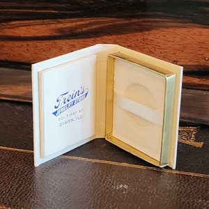 Une boîte de présentation pour alliances en forme de livre vintage RARE