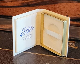 Une boîte de présentation pour alliances en forme de livre vintage RARE