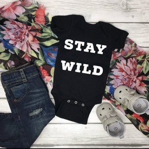 幼児用ブラックボディスーツ STAY WILD おもしろかわいいベビーワンピースジャンパー スナップクロッチ
