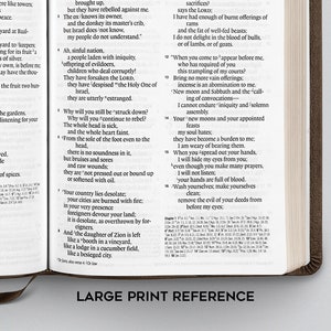 Puede incluir: Primer plano de una p&aacute;gina de una Biblia de letra grande, que muestra vers&iacute;culos del libro de Isa&iacute;as. El texto est&aacute; en blanco y negro, con las palabras "LARGE PRINT REFERENCE" en la parte inferior de la p&aacute;gina.