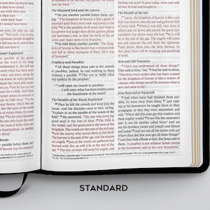 Puede incluir: Libro abierto con una cubierta de cuero marr&oacute;n y p&aacute;ginas blancas. El texto en las p&aacute;ginas est&aacute; en rojo y negro. El libro se titula "STANDARD".